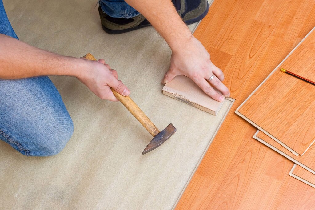 Lay laminate flooring with tapping block