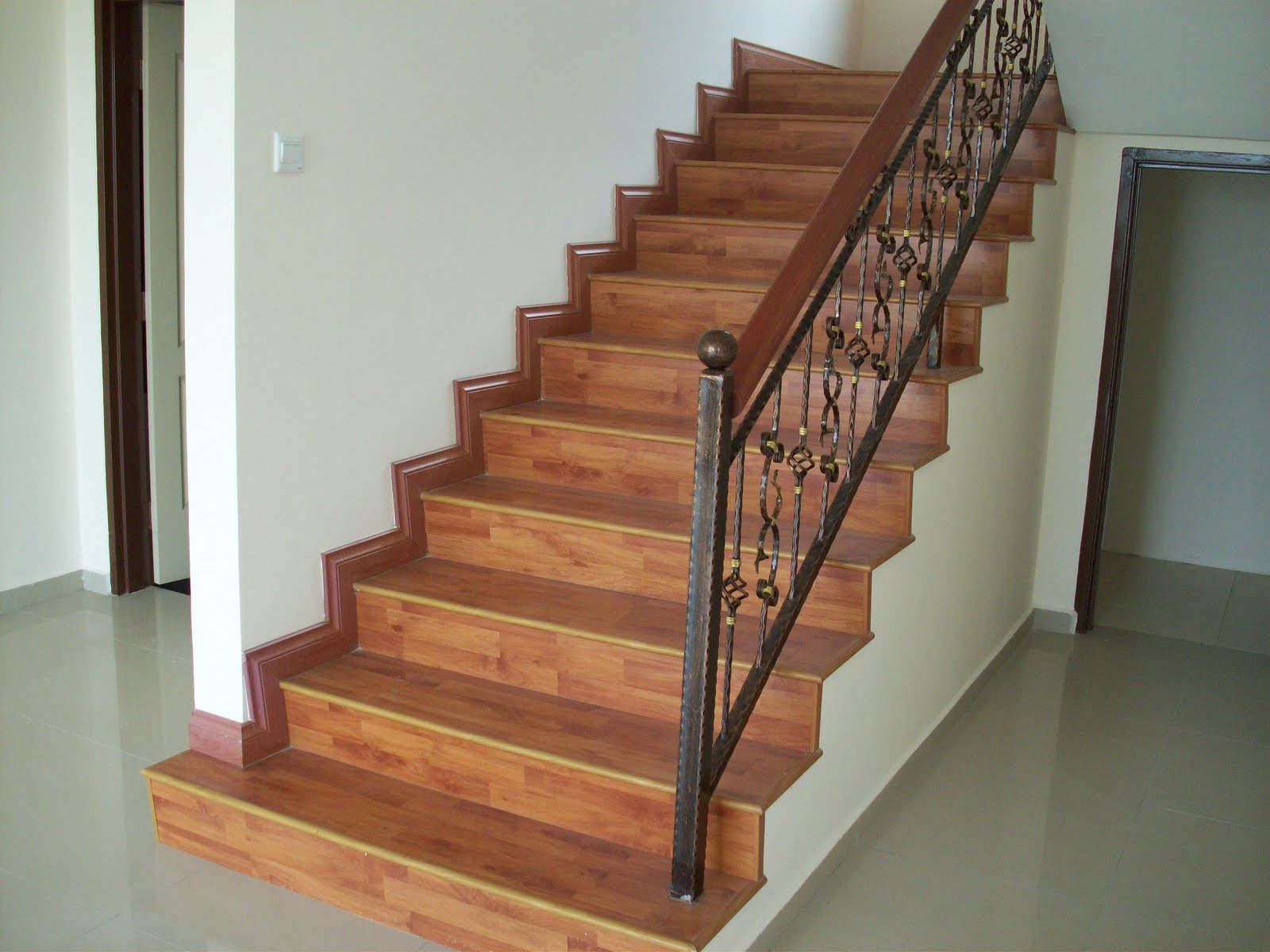 How To Install Wood Flooring On Stairs, How Do You Put Laminate Flooring On Stairs